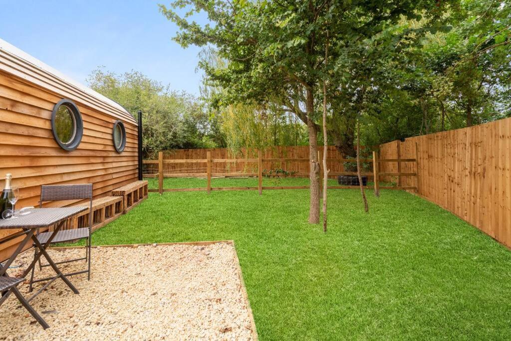 Apple - Luxury Cabin In The Cotswolds Villa Alderton  Esterno foto