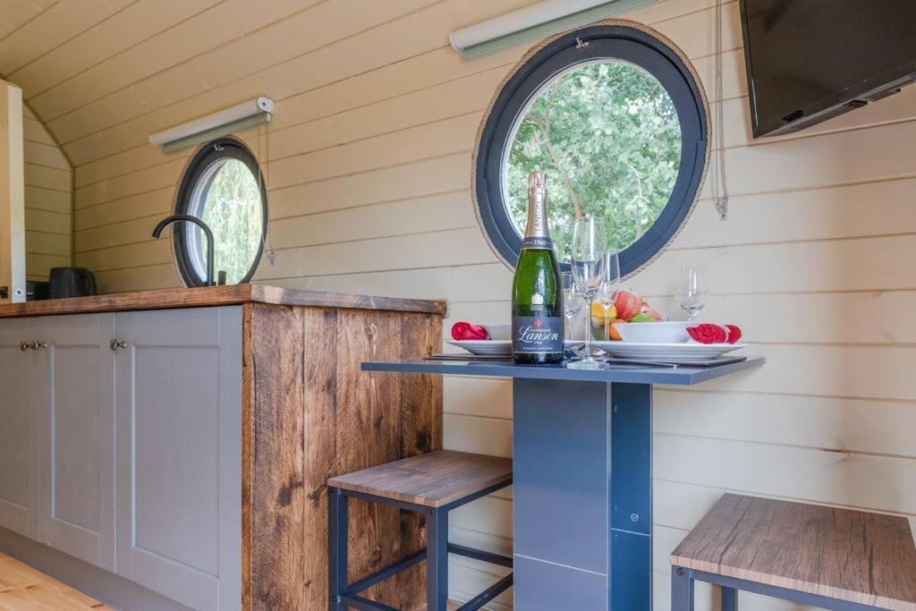 Apple - Luxury Cabin In The Cotswolds Villa Alderton  Esterno foto