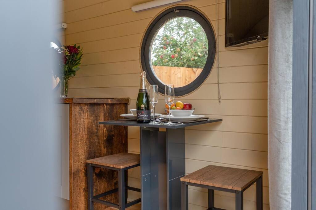 Apple - Luxury Cabin In The Cotswolds Villa Alderton  Esterno foto