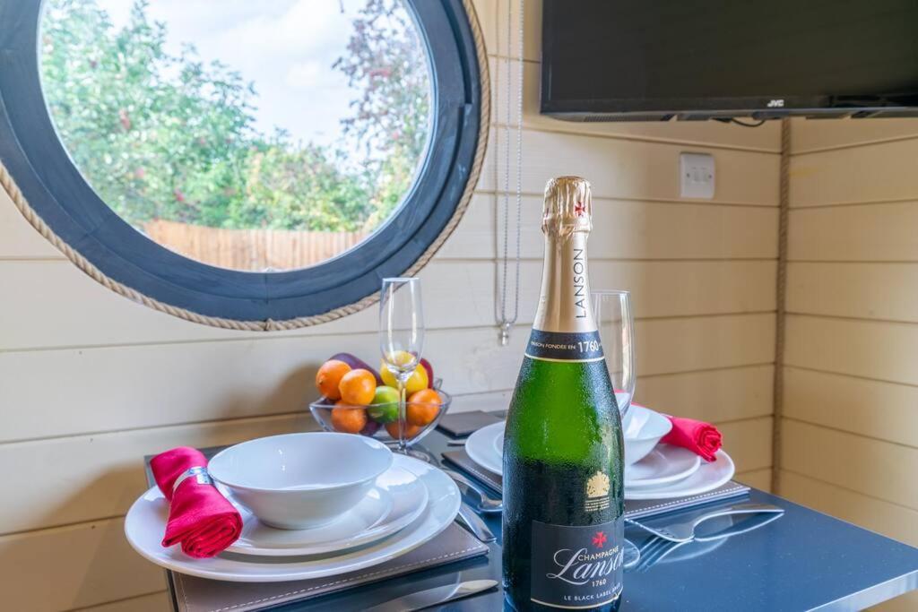Apple - Luxury Cabin In The Cotswolds Villa Alderton  Esterno foto