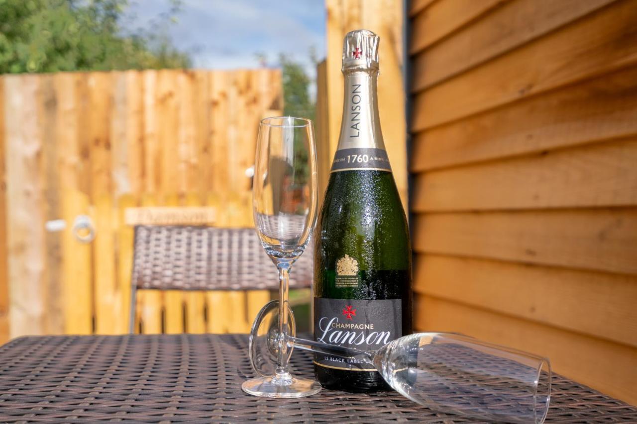 Apple - Luxury Cabin In The Cotswolds Villa Alderton  Esterno foto