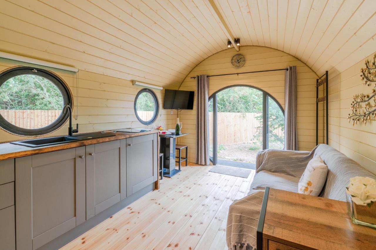 Apple - Luxury Cabin In The Cotswolds Villa Alderton  Esterno foto